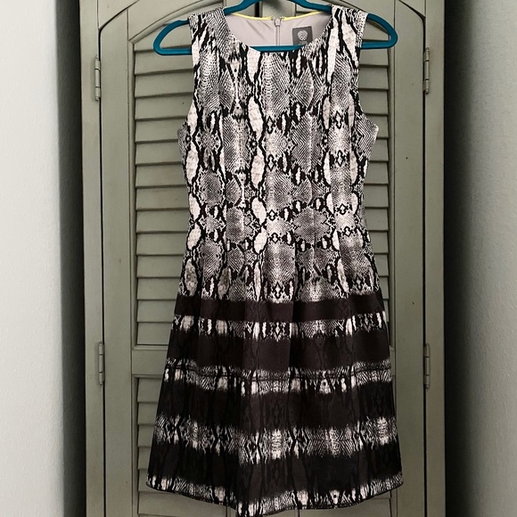 Vince Camuto Abstract Print Dress with Pockets Size 6 - Picture 2 of 14